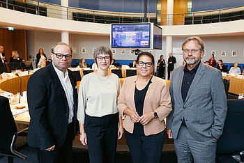 Das Foto ist eine Aufnahme vom Parlamentarischen Frühstück am 12.9.2024 v.l.n.r. Helge Lindh, MdB, Kerstin Becker, Paritätischer Gesamtverband, Gülistan Yüksel, MdB, und Michael Groß, BAGFW-Präsident