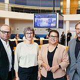 Das Foto ist eine Aufnahme vom Parlamentarischen Frühstück am 12.9.2024 v.l.n.r. Helge Lindh, MdB, Kerstin Becker, Paritätischer Gesamtverband, Gülistan Yüksel, MdB, und Michael Groß, BAGFW-Präsident