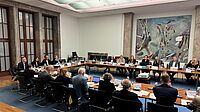 Am 26. September 2024 kamen Vertreterinnen und Vertreter der gemeinnützigen Freien Wohlfahrtspflege und der Bundesministerien zum Sozialmonitoring zusammen. Das Foto zeit den Saal.