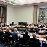 Am 26. September 2024 kamen Vertreterinnen und Vertreter der gemeinnützigen Freien Wohlfahrtspflege und der Bundesministerien zum Sozialmonitoring zusammen. Das Foto zeit den Saal.